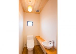 トイレカウンター無垢板