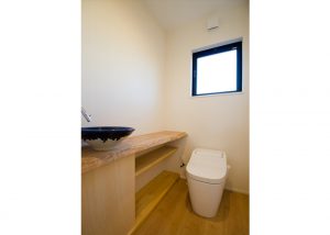 トイレ無垢板カウンター陶器ボウル